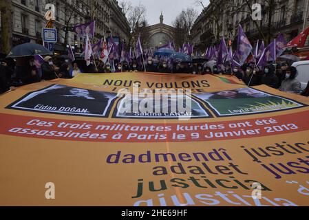 Marcia in omaggio alla sakine Cansiz, Fidan Dogan e Leyla Soylemez, il triplo omicidio che ha preso di mira 3 attiviste curde a Parigi nel gennaio 2013, a Parigi, Francia, il 08 gennaio 2022. 9 anni dopo i curdi continuano a chiedere che sia fatta giustizia a loro. Foto di Patrice Pierrot/ABACAPRESS.COM Foto Stock