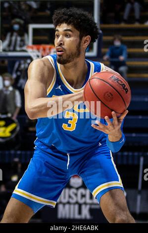 Hass Pavilion Berkeley Calif, USA. 08th Jan 2022. LA guardia UCLA DI CA U.S.A. Johnny Juzang (3) sembra passare la palla durante la partita di pallacanestro maschile NCAA tra UCLA Bruins e gli orsi dorati della California. Thurman James/CSM/Alamy Live News ha vinto il 60-52 all'Hass Pavilion Berkeley Calif Foto Stock