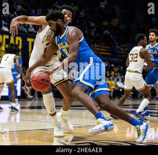 Hass Pavilion Berkeley Calif, USA. 08th Jan 2022. CA U.S.A. UCLA Forward Cody Riley (2) si muove verso il cerchio durante la partita di pallacanestro maschile NCAA tra UCLA Bruins e gli orsi dorati della California. Thurman James/CSM/Alamy Live News ha vinto il 60-52 all'Hass Pavilion Berkeley Calif Foto Stock