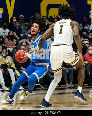 Gennaio 08 2022 Berkeley, CA U.S.A. UCLA Guard Tyger Campbell (10) va in cerchio durante la partita di pallacanestro maschile NCAA tra UCLA Bruins e gli orsi dorati della California. I Bruins vincono 60-52 a Hass Pavilion Berkeley Calif. Thurman James / CSM Foto Stock