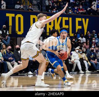 Hass Pavilion Berkeley Calif, USA. 08th Jan 2022. CA U.S.A. UCLA guardia Jaime Jaquez Jr. (24) va al basket durante la partita di pallacanestro maschile NCAA tra UCLA Bruins e gli orsi dorati della California. Thurman James/CSM/Alamy Live News ha vinto il 60-52 all'Hass Pavilion Berkeley Calif Foto Stock