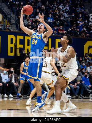 Hass Pavilion Berkeley Calif, USA. 08th Jan 2022. CA U.S.A. UCLA guardia Jaime Jaquez Jr. (24) guida al basket durante la partita di pallacanestro maschile NCAA tra UCLA Bruins e gli orsi dorati della California. Thurman James/CSM/Alamy Live News ha vinto il 60-52 all'Hass Pavilion Berkeley Calif Foto Stock