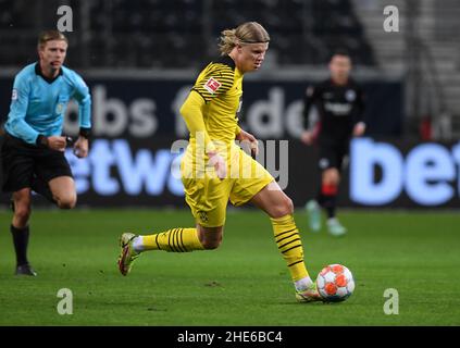 08 gennaio 2022, Hessen, Francoforte sul meno: Calcio: Bundesliga, Eintracht Francoforte - Borussia Dortmund, Matchday 18 al Deutsche Bank Park. Erling Haaland di Dortmund in azione. Foto: Arne Dedert/dpa Foto Stock