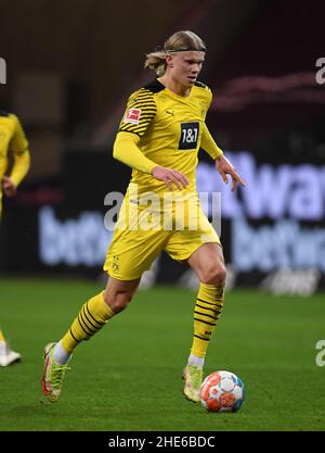 08 gennaio 2022, Hessen, Francoforte sul meno: Calcio: Bundesliga, Eintracht Francoforte - Borussia Dortmund, Matchday 18 al Deutsche Bank Park. Erling Haaland di Dortmund in azione. Foto: Arne Dedert/dpa Foto Stock