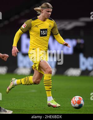 08 gennaio 2022, Hessen, Francoforte sul meno: Calcio: Bundesliga, Eintracht Francoforte - Borussia Dortmund, Matchday 18 al Deutsche Bank Park. Erling Haaland di Dortmund in azione. Foto: Arne Dedert/dpa Foto Stock