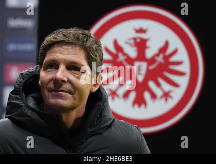 08 gennaio 2022, Hessen, Francoforte sul meno: Calcio: Bundesliga, Eintracht Francoforte - Borussia Dortmund, Matchday 18 al Deutsche Bank Park. Oliver Glasner, allenatore di Francoforte, che ha recentemente avuto un incidente con uno scooter elettronico, è sulla strada per un'intervista televisiva. Foto: Arne Dedert/dpa Foto Stock