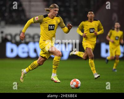 08 gennaio 2022, Hessen, Francoforte sul meno: Calcio: Bundesliga, Eintracht Francoforte - Borussia Dortmund, Matchday 18 al Deutsche Bank Park. Erling Haaland di Dortmund in azione. Foto: Arne Dedert/dpa Foto Stock