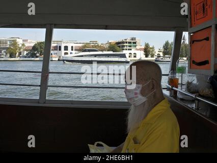 Bangkok, Tailandia. 08th Jan 2022. Un anziano uomo tailandese visto seduto con una maschera facciale su una barca express. Il servizio passeggeri della barca Express del fiume Chao Phraya di Bangkok da Bangkok a Nonthaburi. Fondato nel 1971, il sistema di trasporto fluviale che utilizza barche passeggeri motorizzate ferry persone lungo il fiume, un popolare modo di trasporto per la gente del posto e turisti. (Foto di Paul Lakatos/SOPA Images/Sipa USA) Credit: Sipa USA/Alamy Live News Foto Stock