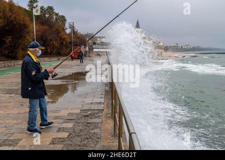 Cascais, Portogallo. 03rd Jan 2022. Un uomo che pesca vicino alla linea costiera di protezione in una spiaggia a Cascais. Il Portogallo ha registrato, dall'inizio della pandemia, 1.577.784 casi e 19.071 decessi associati al covid-19, secondo il bollettino della direzione generale della salute (DSG). (Foto di Jorge Castellanos/SOPA Images/Sipa USA) Credit: Sipa USA/Alamy Live News Foto Stock