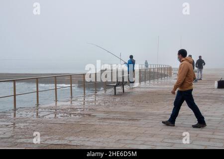 Cascais, Portogallo. 03rd Jan 2022. Un uomo che pesca vicino alla linea costiera di protezione in una spiaggia a Cascais. Il Portogallo ha registrato, dall'inizio della pandemia, 1.577.784 casi e 19.071 decessi associati al covid-19, secondo il bollettino della direzione generale della salute (DSG). (Foto di Jorge Castellanos/SOPA Images/Sipa USA) Credit: Sipa USA/Alamy Live News Foto Stock