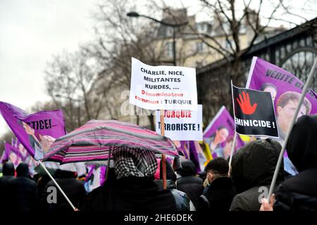 Manifestazione per chiedere giustizia a tre attivisti curdi, Sakine Cansiz, Fidan Dogan e Leyla Soylemez assassinati nel gennaio 2013 a Parigi, il 08 gennaio 2022. 9 anni dopo i curdi continuano a chiedere che sia fatta giustizia a loro. Foto di Karim Ait Adjedjou/Avenir Pictures/ABACAPRESS.COM Foto Stock