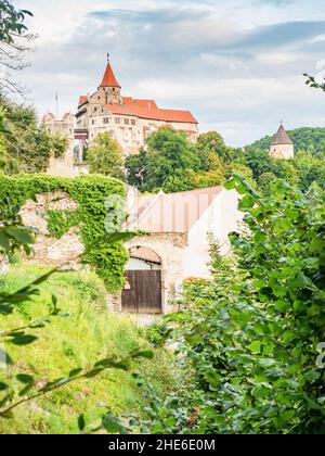 Il castello di Pernstejn nella Repubblica Ceca. Romantico e mai conquistato castello su una roccia sopra il fiume Nedvedicka. Foto Stock