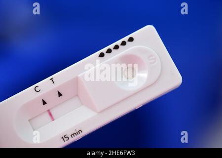 Test antigene rapido SARS-COV-2 negativo Foto Stock