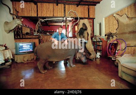 JESS L'IPPOPOTAMO L'UNICO AL MONDO TAME HIPPO CHE È STATO SOLLEVATO DA TONY ED ELSA JOUBERT DOPO CHE È STATA TROVATA ABBANDONATA SUL BORDO DEI FIUMI A CAUSA DELLE INONDAZIONI. SUDAFRICA. L'IMMAGINE MOSTRA TONY E JESS NEL SUO SALOTTO. FOTO: GARY ROBERTS Foto Stock