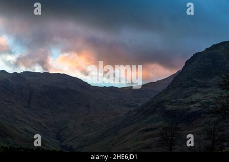 La vista a sud da Scafell Pike - la vetta più alta dell'Inghilterra al 3.209ft, guardando attraverso le vette del Lake District, Cumbria, Inghilterra. Foto Stock