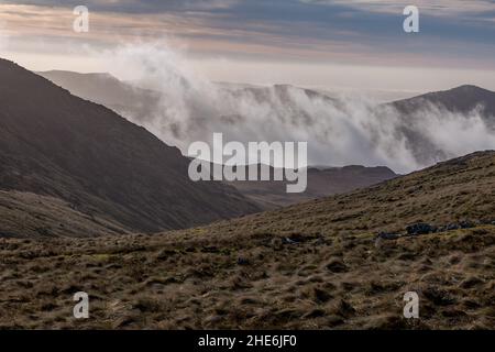 La vista a sud da Scafell Pike - la vetta più alta dell'Inghilterra al 3.209ft, guardando attraverso le vette del Lake District, Cumbria, Inghilterra. Foto Stock