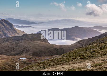 La vista a sud da Scafell Pike - la vetta più alta dell'Inghilterra al 3.209ft, guardando attraverso le vette del Lake District, Cumbria, Inghilterra. Foto Stock