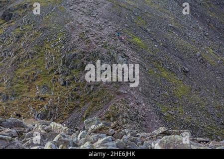 La vista a sud da Scafell Pike - la vetta più alta dell'Inghilterra al 3.209ft, guardando attraverso le vette del Lake District, Cumbria, Inghilterra. Foto Stock