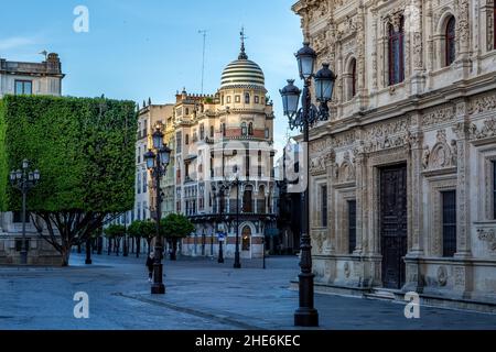 Uno sguardo attraverso la deserta Plaza de San Francisco acciottolata verso l'incantevole "Confiteria Filella" sull'Avenida de la Constitucion, Siviglia, Spagna Foto Stock