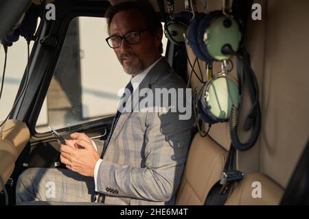 Passeggero maschile tranquillo ed elegante seduto nel chopper Foto Stock