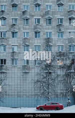 Una macchina rossa si trova fuori dalla sede insolita del Museo delle Belle Arti di Arkhangelsk Foto Stock