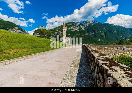 Italia Veneto Loc. Pirago Longarone Campanile di Pirago (Chiesa di San Tomaso Apostolo - fine 1400) Foto Stock