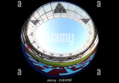 Vista generale dall'interno dello stadio attraverso un obiettivo fisheye prima della terza partita della Emirates fa Cup al London Stadium, Londra. Data foto: Domenica 9 gennaio 2022. Foto Stock