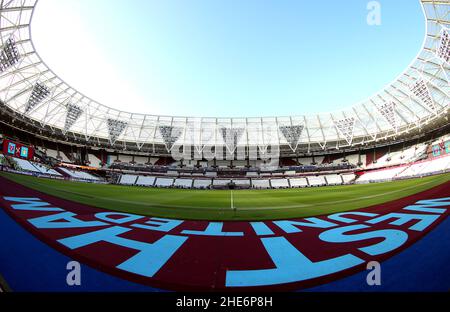 Vista generale dall'interno dello stadio attraverso un obiettivo fisheye prima della terza partita della Emirates fa Cup al London Stadium, Londra. Data foto: Domenica 9 gennaio 2022. Foto Stock