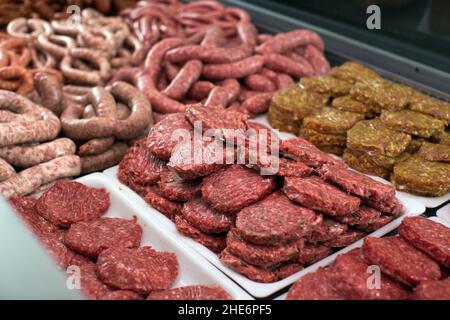 Prodotti a base di carne in esposizione di mercato Foto Stock