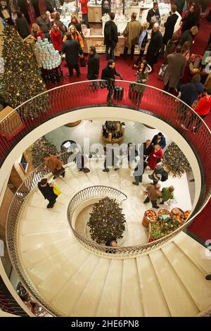 Scala a chiocciola nei grandi magazzini Fortnum & Mason, Londra, Inghilterra, Regno Unito Foto Stock