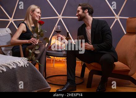 Uomo e donna in data che hanno una bevanda di vino Foto Stock