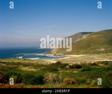 Spagna, Galizia, provincia di Coruña, Finisterre (Fisterra). Vista della spiaggia di Mar de Fora e del capo nave (Cabo da nave) sullo sfondo. Foto Stock