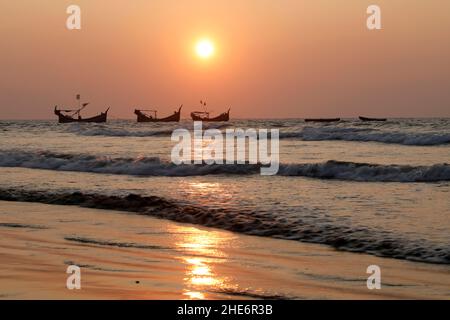 Cox's Bazar, Bangladesh - 31 dicembre 2021: Tramonto sulla spiaggia di mare all'isola di Saint Martin a Cox's Bazar. "Il Bangladesh è una splendida damigella e la Foto Stock