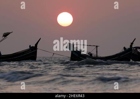 Cox's Bazar, Bangladesh - 31 dicembre 2021: Tramonto sulla spiaggia di mare all'isola di Saint Martin a Cox's Bazar. "Il Bangladesh è una splendida damigella e la Foto Stock