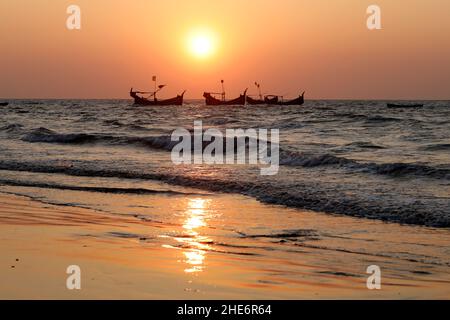 Cox's Bazar, Bangladesh - 31 dicembre 2021: Tramonto sulla spiaggia di mare all'isola di Saint Martin a Cox's Bazar. "Il Bangladesh è una splendida damigella e la Foto Stock