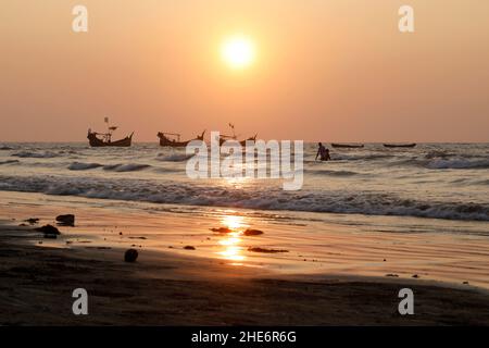 Cox's Bazar, Bangladesh - 31 dicembre 2021: Tramonto sulla spiaggia di mare all'isola di Saint Martin a Cox's Bazar. "Il Bangladesh è una splendida damigella e la Foto Stock