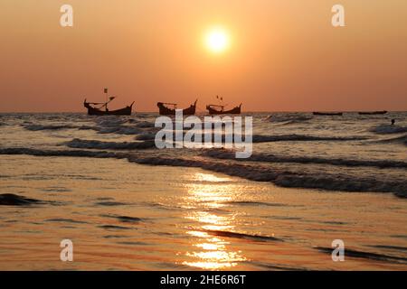 Cox's Bazar, Bangladesh - 31 dicembre 2021: Tramonto sulla spiaggia di mare all'isola di Saint Martin a Cox's Bazar. "Il Bangladesh è una splendida damigella e la Foto Stock