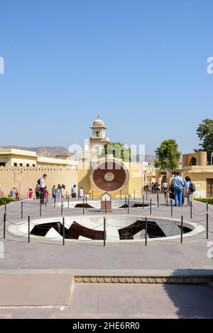 Jantar Mantar osservatorio, una collezione di 16th secolo di strumenti astronomici architettonici, Jaipur, Rajasthan, India, Asia meridionale Foto Stock