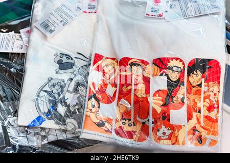 tokyo, giappone - settembre 21 2021: T-shirt avvolte in una plastica trasparente su una bancarella del 2020 Olimpiadi Store con manga giapponese o personaggi anime Foto Stock