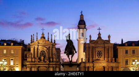 Silhouette di Piazza San Carlo (Piazza di San Carlo), a Torino, Piemonte, Italia al tramonto con il monumento equestre di Emmanuel Philibert Foto Stock