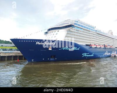 Nave da crociera Mein Schiff 6 Valletta ad Amburgo in Germania Foto Stock