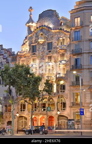Casa Batlló - moderno punto di riferimento architettonico illuminato al crepuscolo. Progettato dall'architetto catalano Antoni Gaudí a Barcellona in Spagna. Foto Stock