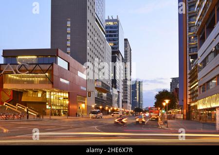 AC Hotel Barcelona Forum, architettura moderna e alta e vialetto al tramonto, nel quartiere Sant Marti di Barcellona, Spagna. Foto Stock