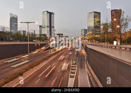 Gran Via de les Corts Catalanes, viale principale con moderni grattacieli di l'Hospitalet de Llobregat Barcellona Spagna. Foto Stock