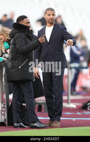 Londra, Regno Unito. 09th Jan 2022. Incontro con Jermaine Defoe e Jermaine Beckford durante la partita di fa Cup tra West Ham United e Leeds United al London Stadium, Queen Elizabeth Olympic Park, Londra, Inghilterra, il 9 gennaio 2022. Foto di Ken Sparks. Solo per uso editoriale, licenza richiesta per uso commerciale. Nessun utilizzo nelle scommesse, nei giochi o nelle pubblicazioni di un singolo club/campionato/giocatore. Credit: UK Sports Pics Ltd/Alamy Live News Foto Stock