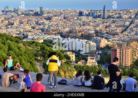 I giovani godono della vista serale sulla città di Barcellona dalla collina di Turo de la Rovira, Barcellona Catalogna Spagna. Foto Stock
