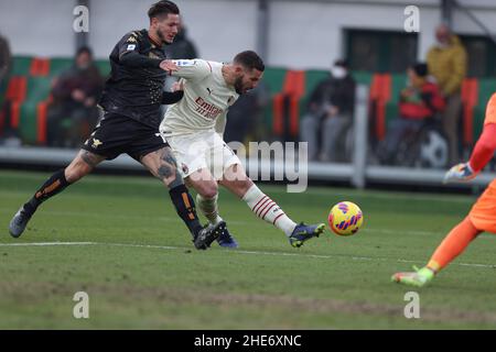 Theo Hernandez (AC Milan) segna il secondo gol della partita durante il Venezia FC vs AC Milan, partita di calcio italiana a Venezia, Italia, gennaio 09 2022 Foto Stock