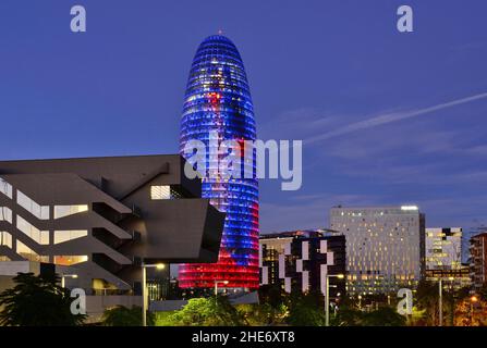 Architettura moderna con grattacielo Torre Glories illuminato al crepuscolo, progettato dall'architetto francese Jean Nouvel a Barcellona in Spagna. Foto Stock