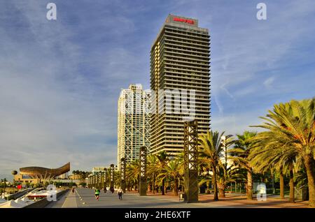 Passeggiata mattutina con torri gemelle Torre Mapfre e Hotel Arts, Port Olimpic a Barcellona in Spagna Foto Stock