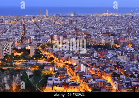 Vista sulla città di Barcellona al crepuscolo dalla collina di Turo de la Rovira, Catalogna Spagna Europa. Foto Stock